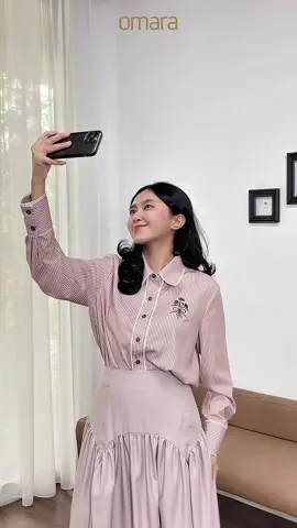 Cantik dan feminin✨ 2 kata yang menggambarkan outfit hari ini. Paling suka kemeja dengan potongan loose kaya Stella Stripe Lace Shirt terasa nyaman dengan ruang gerak yang fleksibel. Semakin terlihat cantik dengan hiasan lace dibagian kancing depan, leher dan lengan. Eitss jangan lupa sebagai pelengkap, pake Sofia Drape Skirt aja untuk tampilan yang lebih feminin😍