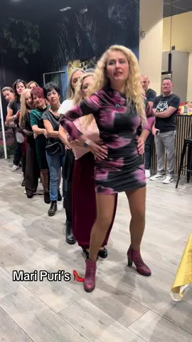 Un pasito pa’lante, otro pa’trás… ¡las Mari Puri’s en acción! 💃✨@raquelgimnezlorit @maribelbrown681 @angelica @raquelmedina387 @Sonia Martos Garcia  #MariPuris #ColegiadaChallenge #BaileEnFila #PasitosConFlow   