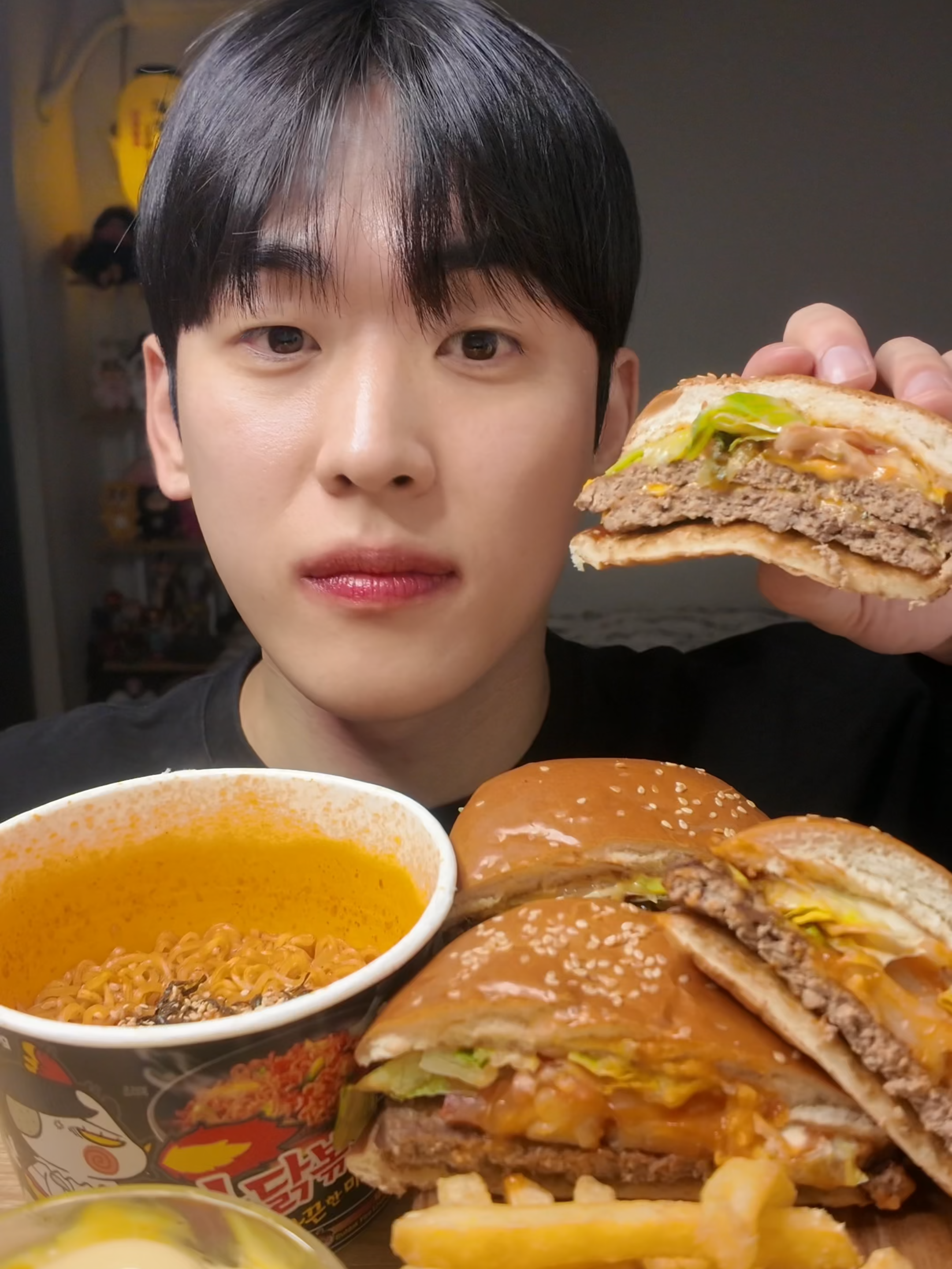 갈릭디핑소스 잔뜩 찍어 먹는 버거킹 햄버거 먹방 ! ガーリックディップソースをたっぷり付けて食べるバーガーキングのハンバーガーモッパン！ #モッパン #먹방 #Mukbang #asmr #eating