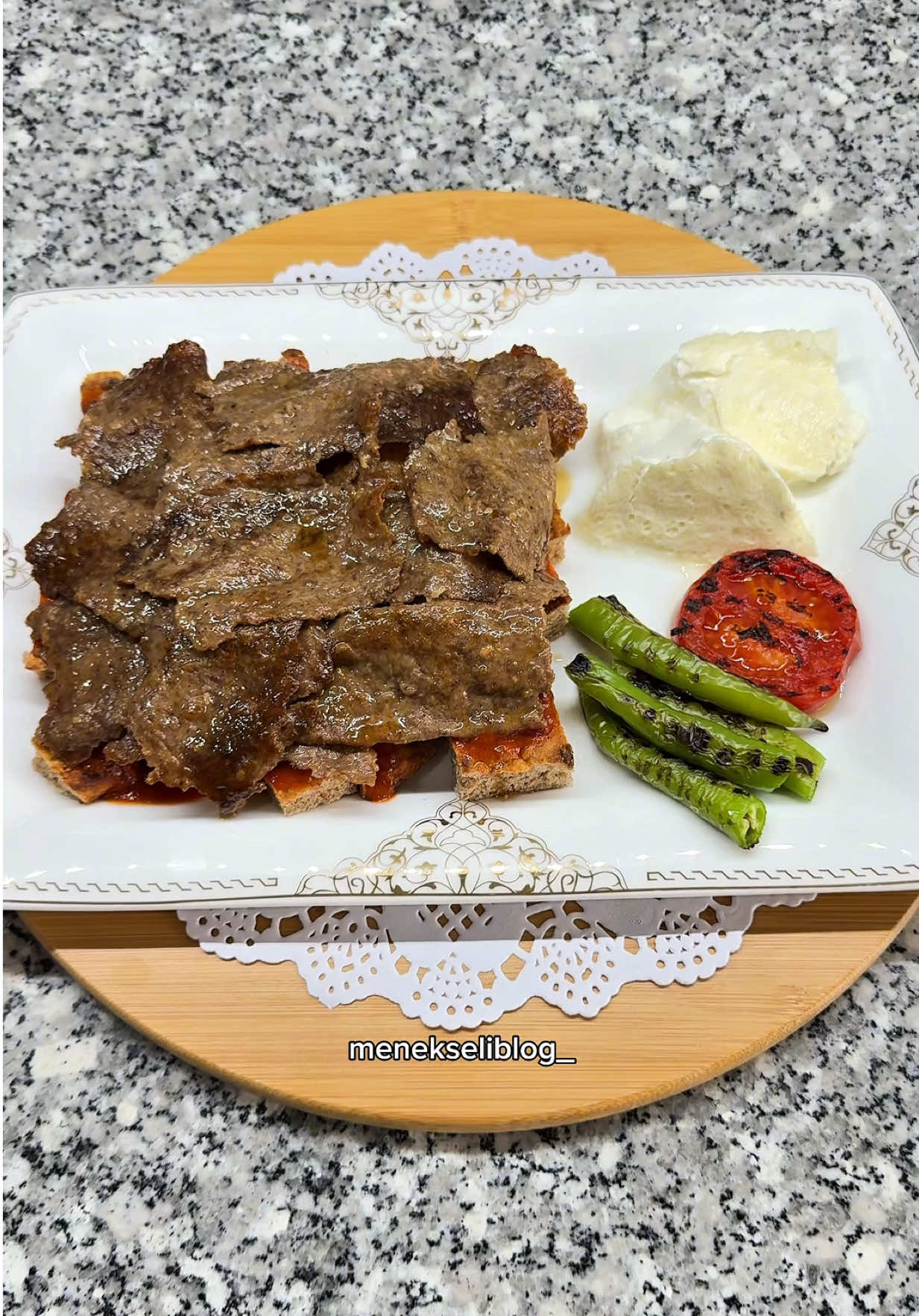 Görünen markalarla iş birliğim yoktur, reklam yazmam zorunlu.  Merhabalar ❤️ Destekleriniz videolarımın devamı için çok kıymetli, izlerken desteklerinizi esirgemeyin lütfen 🫶🏻  Bir haftadır keşfetimi salmayan, yağlı kağıda sarılarak yapılan o meşhur döner tarifini yapıyoruz. Bu kadar güzel olacağını tahmin etmiyordum, normalde antrikottan ince ince dilimleyerek yapıyordum ama bu tam anlamıyla döner gibi oldu. Bundan sonra et döneri kesinlikle böyle yaparım 🤤 Ben iskender şeklinde yaptım ama en kısa zamanda dürümünü de yapacağım 👌🏻 Daha fazla uzatmadan tarife geçiyorum 👇🏻 (3 kişilik) •600 gram orta yağlı çift çekim kıyma (dana kuzu karışık kullandım) •2 yemek kaşığı yoğurt •1 tatlı kaşığı kırmızı toz biber •1 çay kaşığı karabiber •Yarım çay kaşığı köri •1 silme tatlı kaşığı tuz •1 soğan (rende veya robottan geçmiş) Piştikten sonra; •1 tatlı kaşığı tereyağı Tüm malzemeleri karıştırıp iyice yoğuralım. 4 parçaya bölüp her parçayı yağlı kağıdın arasına alıp merdaneyle açalım. İncecik açalım ve videoki gibi 3-4 parmak genişliğinde katlayalım. 20-30 dakika buzdolabında dinlenmeye bırakalım. Dinlendikten sonra 190 derece fansız, alt üst ayar fırında yarım saat pişirelim. Ruloları açıp dönerleri parçalara ayıralım. Tavaya tereyağını alıp eridikten sonra dönerleri içine atıp çok az çevirelim. Böylece sulu sulu yağlı bir dönerimiz oluyor 😋 Salçalı sosu için; •1 yemek kaşığı tereyağı •2 yemek kaşığı zeytinyağı •1 yemek kaşığı dolusu domates salçası •1 çay kaşığı karabiber •Tuz •1 su bardağı su Tereyağı ve zeytinyağını iyice karışana kadar ısıtalım, salçayı ve baharatları ekleyip kavuralım. Suyu da döküp karıştırarak koyulaşana kadar pişirelim ve hazır.  Ekstra olarak; •Pide (profilimde biraz aşağılarda tarifim var) •Yoğurt (mayalama tarifim profilimde aşağılarda var) •Biber •Domates Pideyi küp küp doğrayıp tabağa alalım. Salça sosu üstüne döküp dönerleri dizelim. Biber, domates ve yoğurt ilavesinden sonra dönerlerin üzerine isteğe göre kızgın tereyağı veya salçalı sostan gezdirelim. Mis gibi ev yapımı iskender hazır. O kadar lezzetli oluyor ki bir deneyin bayılacaksınız. Deneyecek olanlara afiyet olsun, başka videolarda görüşmek üzere 👋🏻 . #evdedöner #evyapımıdöner #evdeiskender 