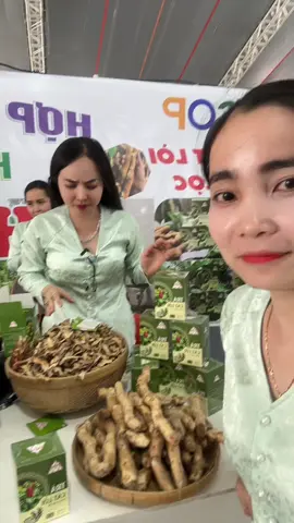 Mấy chị em đang ở lễ hội cua Cà Mau nhé ...#cuacamau #nguyennhi225 