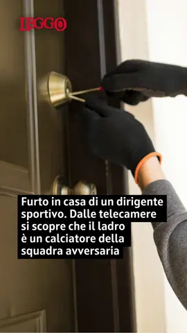 Un derby che si è consumato non sul campo, ma tra le vie dell'isola di #Ischia , dove la rivalità sportiva si è trasformata in un colpo di scena fuori dal campo: un furto in casa di un dirigente sportivo, un giovane calciatore avversario bloccato con ancora addosso gli abiti del misfatto e una busta piena di acquisti sospetti. Il pallone, stavolta, non c'entra nulla: la partita più rovente si è giocata tra telecamere di sicurezza e indagini serrate. A subire un furto in casa, il dirigente sportivo dell'#a.sdRealForio, formazione che milita nel campionato di Eccellenza, che ha sporto denuncia dopo essersi accorto che da casa erano spariti 2.000 euro in contanti suddivisi in banconote da 50 euro. Dalle telecamere di videosorveglianza, gli investigatori hanno riconosciuto il possibile autore del furto e lo hanno raggiunto. Si tratta di un 21enne calciatore della squadra avversaria del #LaccoAmeno. Il giovane è stato bloccato dai carabinieri in località Chiaia di Forio d'Ischia mentre indossava ancora gli indumenti utilizzati durante il furto e con sé aveva una busta con all'interno alcuni capi di abbigliamento appena acquistati. Nelle tasche del giovane calciatore 1.400 euro in contanti. Il 21enne è stato denunciato come piede libero, mentre il denaro sarà restituito al legittimo proprietario. 👉🏻 Link in bio #Leggo