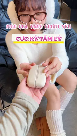 Món quà tặng “N.Y” cực kỳ “ Tâm Lý + Ưng Ý” thì tham khảo máy sưởi mini cầm tay của nhà @bonnetech  này nha. Dùng được cho cả tay, chân, lưng, bụng, cổ vai gáy. Bảo hành chính hãng 12 Tháng #maysuoimini #maysuoiminicamtay #maysuoimini #bonne #quatang 