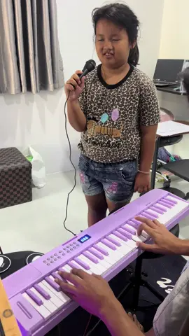หาอะไรเล่นกับลูกศิษย์ #เปียโนไฟฟ้า #เปียโนพกพา #betsy 