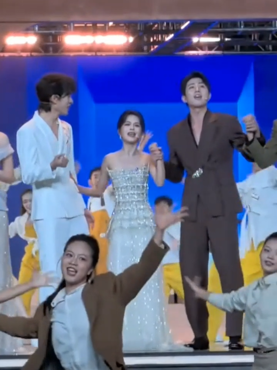 My princess, aku iriiiii, kamu dijaga dua pangeran tampan🥰🫅👰🫅 #wangkaimu #yuyin #zhangjijun #starrysea #dramapendekchina 