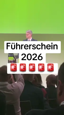 Beim Fahrlehrerkongress in Berlin wurden gestern große Veränderungen für die Führerscheinausbildung vorgestellt.  Ziel: den Führerschein günstiger machen – durch weniger Bürokratie, mehr Digitalisierung und neue Ausbildungswege. Der Verkehrsminister erklärt im Video die wichtigsten Punkte: 🔹 Theorieprüfung: Weniger Fragen (ca eindrittel weniger) , Fokus auf Verkehrssicherheit. 🔹 Praxisprüfung: Kürzer – nur noch 25 Minuten 🔹 Transparenz: Online-Vergleich von Kosten und Durchfallquoten 🔹 Digitalisierung: Theorie komplett online möglich 🔹 Simulatoren: Schaltwagen-Training virtuell, Prüfung mit Automatik. 🔹 Sonderfahrten: Weniger Pflicht, mehr Simulation 🔹 Theorieunterricht: Keine Präsenz Pflicht mehr 🔹 Laienausbildung durch Eltern Jetzt interessiert mich eure Meinung👇 Welche dieser Änderungen findet ihr sinnvoll? Wo seht ihr Risiken oder Nachteile? Machen diese Schritte den Führerschein wirklich günstiger – oder eher nicht?  Was ist mit der Verkehrssicherheit?  Schreibt eure Gedanken in die Kommentare! Ich diskutiere gerne mit euch darüber. 💬🚗 #führerschein2026 #fahrschule #fahrschüler #fahrprüfung #emmofährt 