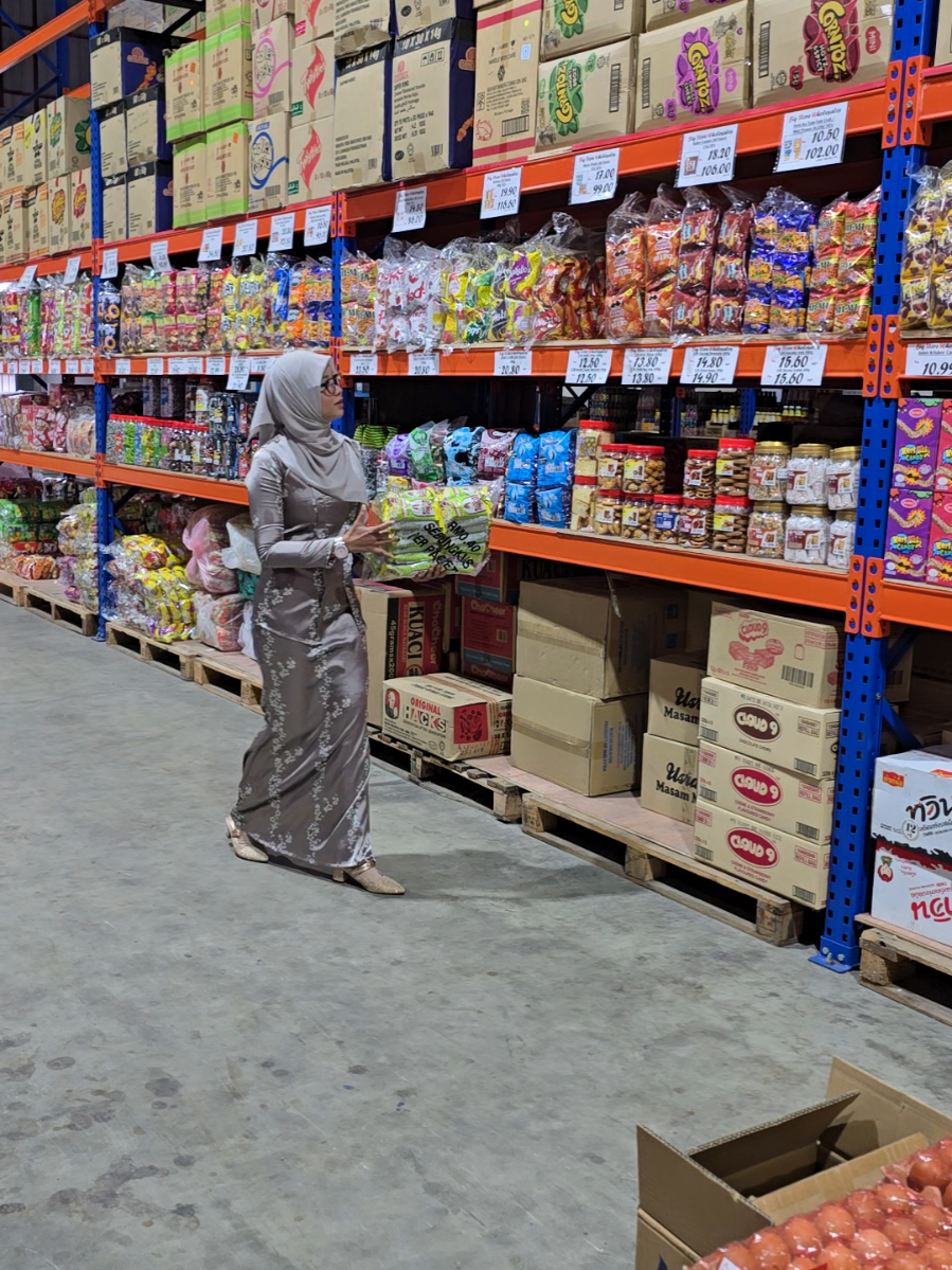 Seperti biasa, setiap minggu restock makanan untuk Khaimal Homestay Valley Suite. Minggu ni sampai next week homestay fully book guys. 😃😄 #homestaykuantan  #airbnb  #homestaykuantanpoolview  #mahkotavalley  #khaimalhomestay 