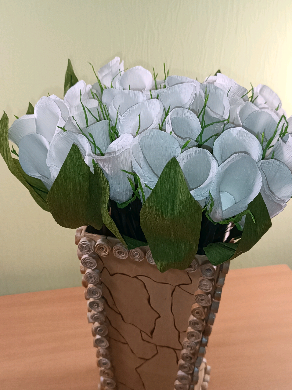 I added some leaves to the bucket , do you think is better? Diy paper flower bucket  Добавил немного листьев к букету , как думаете, так лучше?  #DIY #papercraft #flover #craft  #creatorsearchinsights 