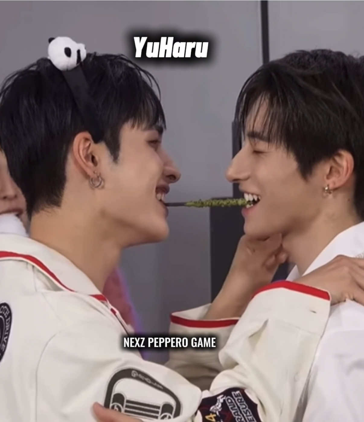 Ожидала ли я такой контент с Нэксджи??Нет но надеялась не буду врать. Боже и мои любимые пейринги почти, я делулу ребята. Но знаете что даже когда они случайно касались губ друг друга ц них была спокойная нормальная реакция. Да Томоя там чутка драматизирует но даже так это выглядело нормально. ЮХару офигеть…я откинулась пасибо….Хюи у нас счастливчик, ему пришлось два раза играть с Моей и Юки😹Но Хюи газ оказывается, офигеть я не знаю куда он спешил но он кусал слишком быстро и казалось бы не ссобирался останавливаться если бы не Токиз🥹 #NEXZ #nex2y #nexzedit #peperogame #fyp