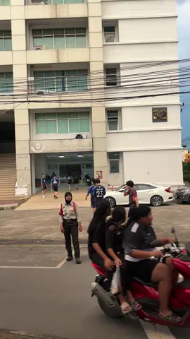 เมื่อคุณเข้ามอ…แล้วเจอพี่ดารา ยืนอยู่ตรงหน้าแท้ๆ แต่ไม่กล้าเรียก  เขินอะไรก่อน 5555 จนพี่เดินผ่านไป 🤣 #gmmtvstarlympics2025 #junniormark #junniorrs #markjrtn  #gmmtv 