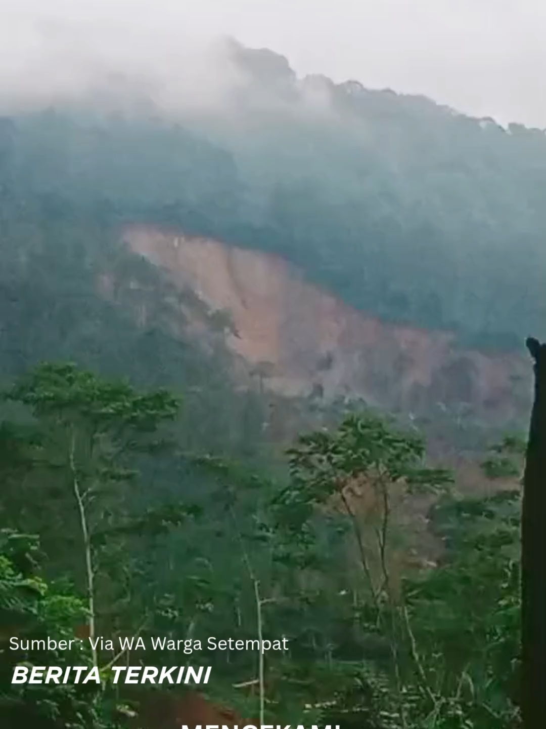 Diinformasikan telah terjadi musibah tanah longsor di Desa Pandanarum tepatnya di dusun Sitekung Kabupaten Banjarnegara sore ini. #Tananhlongsor #tananhlongsorbanjarnegara #longsorbanjarnegara