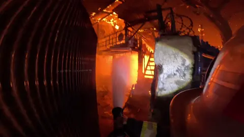 ⭕️ ផ្ទះរបស់មន្ត្រីអគ្គិភ័យម្នាក់ ត្រូវបានភ្លើងឆេះជាមួយផ្ទះអ្នកភូមិច្រើនខ្នងទៀត កាលពីវេលាម៉ោង៣និង២០នាទីទៀបភ្លឺ ព្រឹកថ្ងៃទី១៦ ខែវិច្ឆិកា ឆ្នាំ២០២៥ ស្ថិតក្នុងភូមិទួលគោក សង្កាត់ទួលសង្កែ១ ខណ្ឌឫស្សីកែវ រាជធានីភ្នំពេញ ។  អ្នកភូមិជិតខាង សម្តែងការសោកស្តាយ ដោយពោលថា៖ “ ធ្លាប់តែជួយសង្គ្រោះ និងពន្លត់ផ្ទះគេ មិនគួរណាកើតឡើងលើផ្ទះរបស់ខ្លួនសោះ “ សូមរម្លឹកថា៖ លោក តាំង ស៊ុនតិច ជាមន្ត្រីសកម្មម្នាក់ ដែលតែងតែមានវត្តមានគ្រប់ហេតុការណ៍អគ្គិភ័យ នៅពេលពលរដ្ឋជួបទុក្ខលំបាក់ ៕  #ការិយាល័យនគរបាលបង្ការអគ្គីភ័យនិងសង្គ្រោះ នៃស្នងការដ្ឋាននគរបាលរាជធានីភ្នំពេញ