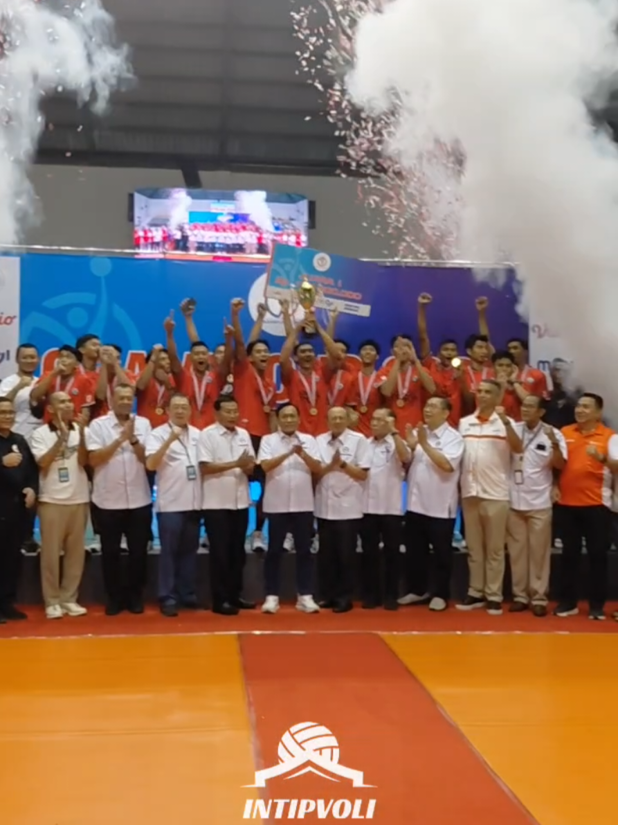 Tim voli putra Perumda Tirta Bhagasasi Bekasi menerima trofi setelah menjadi juara Piala Ketum PP PBVSI 2025 setelah di final mengalahkan TNI AU 3-1 (25-16, 15-25, 25-16, 25-13) di Padepokan Voli Jenderal Kunarto, Sentul, Bogor, Sabtu (15/11/2025). #perumdatirtabhagasasi #pemenang #pialaketumpbvsi #volleyball #moji 