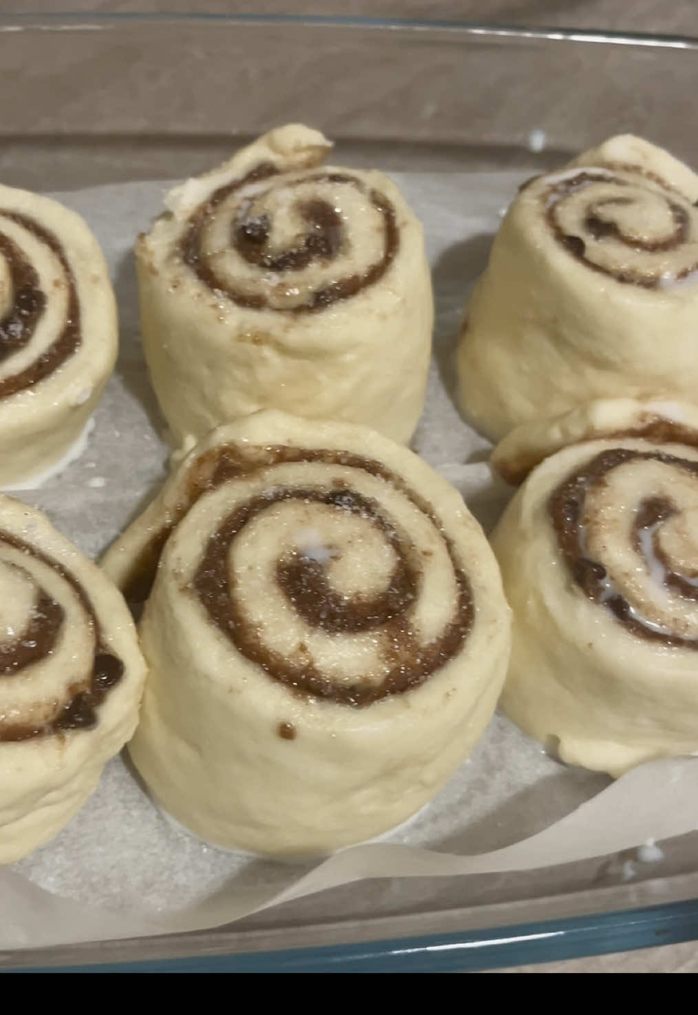 Cinnamon rolls al cioccolato SENZA GLUTINE e il profumo delle feste è già qui! ✨ Ingredienti:  300g mix Brioche di Ori di Sicilia senza glutine  120g acqua 9g lievito di birra 45g burro morbido  1 uovo grande 1 cucchiaino di miele 3g sale Per la farcia:  Burro molto morbido q.b.  3 cucchiai di zucchero  2 cucchiai di cacao  Gocce di cioccolato  Per prima cosa sciogli il lievito nell’acqua, aggiungi la farina, l’uovo, il burro morbido, il miele e impasta. Per ultimo aggiungi il sale. Continua a impastare per una decina di minuti. Spolvera il bancone con poca maizena, lavora il composto fino a ottenere una palla omogenea. Forma un rettangolo e cospargilo di farcia. Crea i rolls con l’aiuto di uno spago, disponili su una teglia e lasciali lievitare a 32ºC o in un luogo caldo fino al raddoppio (circa 3 ore). Versa pochissimo latte sulla superficie dei rolls. Cuocili nella parte inferiore del forno preriscaldato statico a 180ºC per 25 minuti. #glutenfree #cinnamonroll #FoodTok #baking #ricettafacile 