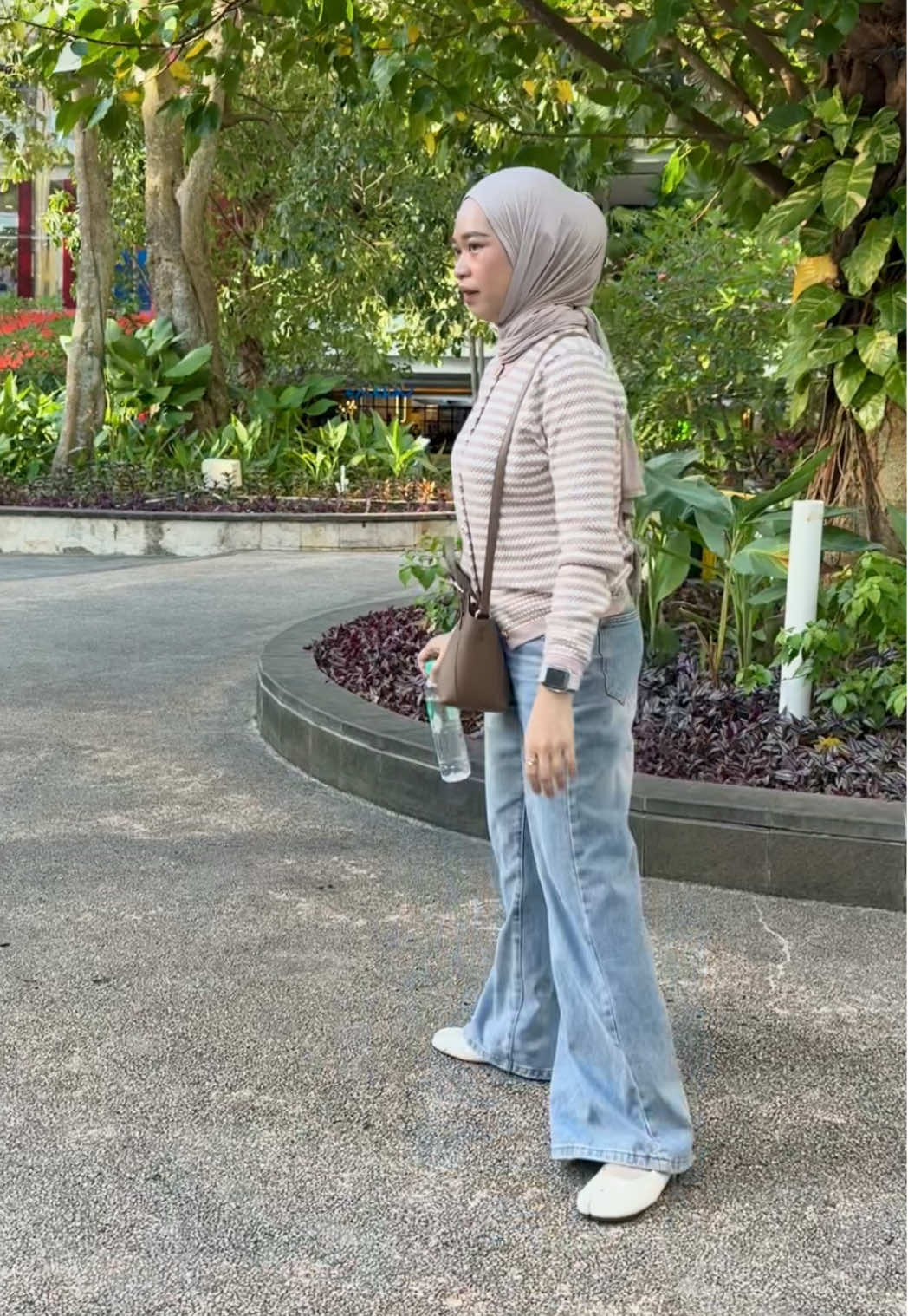#lulujeans #goneganisweater #outfitsimple #masukberanda 
