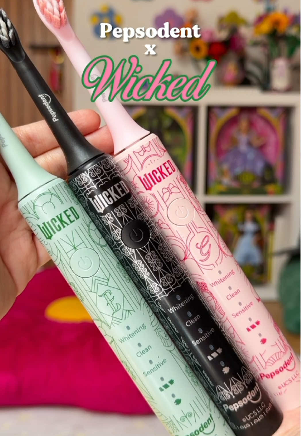 Wow collab Pepsodent x Wicked tuh secantik ini🩷💚 Dari dulu aku suka banget Wicked, jadi lihat detail toothbrush nya berasa magical banget✨ Glinda, Elphaba, sampai yang hitam, semua aesthetic dan vibes Emerald City banget 😭🩷💚 Buat yang penasaran, collab ini udah bisa kamu temuin langsung di TikTok Shop! Tinggal lihat aja di keranjang kuning ya💚✨ #PepsodentProVibe #DefyPlaqueForGood #WickedForGood #Wicked @tanyapepsodent 