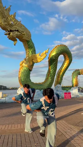 รำมวยโบราณสกลนคร หน้าร้านพญานาค แลนด์มาร์กจังหวัดหนองคาย  ##นาคเล่นน้ำ ##บ่าวนาคเล่นน้ำ ##รำมวยโบราณสกลนคร ##หนองคาย