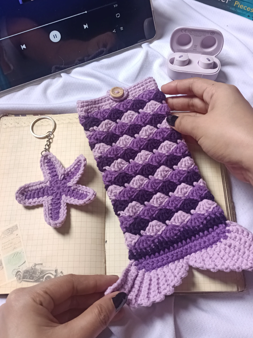Mermaid Tail Crochet Sleeve for Boox Palma 2 🧜🏼‍♀️💜 Thank you for supporting my crafts!! 🧶🩷 -------- I'm now accepting commissions for December.  DM me 💌💌 📍 Manila, Philippines  P.S. Please do not grab my photos. Thank you! 🩷 [Helping Tag] #mermaid #mermaidtail #mermaids #lavender #purple #fypppppppppppppppppppppppppppppppppppppppppppppppppppppppppppppppppppp #fyp #kindlesleeve #cottagecore #book #iheartcrochetph #crochet #crochetlove #crochetersofinstagram #crochetph #SmallBusiness #BookTok #kindleunlimitedromance  #booksleeve #bookstan #thrillerbooks #kindle #kindleunlimited #kindleunlimitedromance