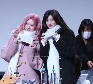 Unnie and maknae 🩷🤍 #LEESEO #이서 #가을 #GAEUL 