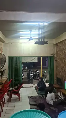 ada yg sedang asik pacaran dan adaa seorang ibu yg menunggu putra kesayangan nya bermain