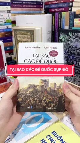 “Tại Sao Các Đế Quốc Sụp Đổ – Khi quyền lực đến đỉnh cao, cũng là lúc những vết nứt bên trong bắt đầu lộ diện. Từ đế chế La Mã từng thống trị toàn châu Âu đến phương Tây hiện đại nắm giữ trật tự toàn cầu, mọi cấu trúc quyền lực đều trải qua cùng một chu kỳ thăng–trầm. Tại Sao Các Đế Quốc Sụp Đổ dẫn người đọc vào hành trình giải mã các siêu cường hình thành, đạt đỉnh và dần đánh mất vị thế. Không phải bước chân ngoại bang hay những cuộc đối đầu quân sự khiến các đế chế suy vong, mà chính sự bất ổn bên trong; mất cân bằng kinh tế và khủng hoảng niềm tin mới là ngòi nổ khiến các đế chế sụp đổ. Tác phẩm lần lượt hé lộ cách quyền lực bị bào mòn, cách xã hội bị phân hóa và các tầng lớp lãnh đạo dần đánh mất khả năng thích ứng khi thế giới đổi thay. Và khi nhìn lại, bạn sẽ thấy lịch sử chỉ đang chuyển mình trong những hình hài quen thuộc, luôn lặp lại cùng một quy luật mà ít ai chịu nhận ra. Nếu bạn đang tìm một góc nhìn thấu suốt về nguyên nhân suy tàn của các đế chế trong quá khứ và những cảnh báo cho hiện tại, thì Tại Sao Các Đế Quốc Sụp Đổ là cuốn sách dành cho bạn.”#kinhnghiemsong_book #sach #sachhay #taisaocacdequocsupdo 