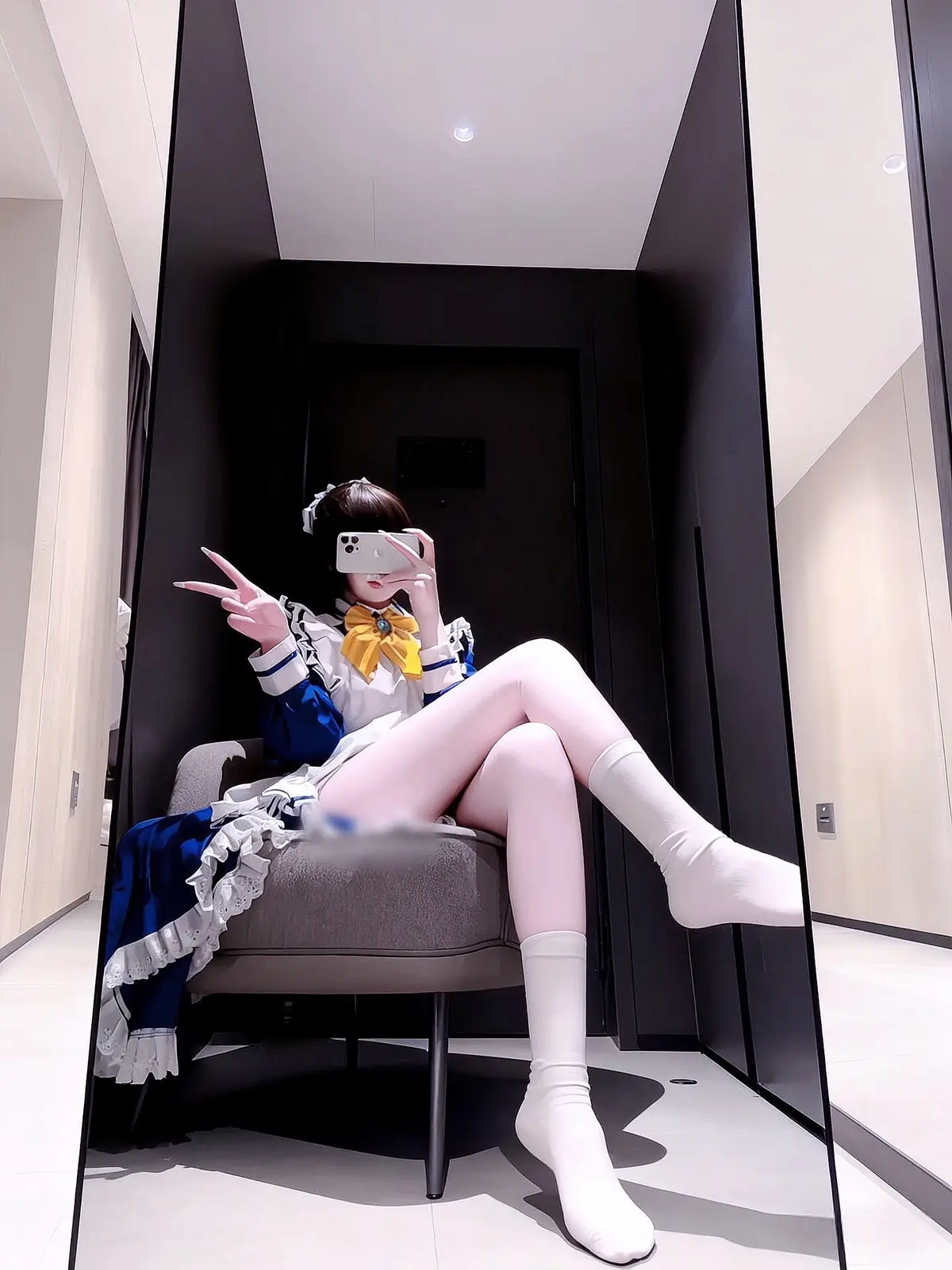 Anh phải nhận lấy nỗi đau từ một người đến sau 你必须承受来自后来那个人带来的痛苦 nǐ bìxū chéngshòu láizì hòulái nà gèrén dàilái de tòngkǔ Người ấy đã thay thế anh để yêu em trong lúc này mà thôi 那个人只是暂时代替我来爱你 nà gèrén zhǐshì zànshí dàitì wǒ lái ài nǐ Từ khi ta chia tay đến bây giờ anh mới biết rằng 自从我们分手到现在我才明白 zìcóng wǒmen fēnshǒu dào xiànzài wǒ cái míngbái Em không nhớ anh em cũng chẳng cần anh 你不想念我，也不需要我 nǐ bù xiǎngniàn wǒ, yě bù xūyào wǒ Từng dòng cảm xúc của em viết trong thời gian qua 你这段时间写下的每一句心情 nǐ zhè duàn shíjiān xiěxià de měi yí jù xīnqíng Em viết cho ai mà anh cứ ngỡ cho anh 你是写给谁的，而我却以为是写给我 nǐ shì xiě gěi shéi de, ér wǒ què yǐwéi shì xiě gěi wǒ Em ơi anh đã lầm thật rồi 亲爱的，我真的错了 qīn'ài de, wǒ zhēnde cuò le Hai ta kết thúc lâu rồi và em em không còn yêu anh 我们早就结束了，而你早已不爱我 wǒmen zǎojiù jiéshù le, ér nǐ zǎoyǐ bù ài wǒ