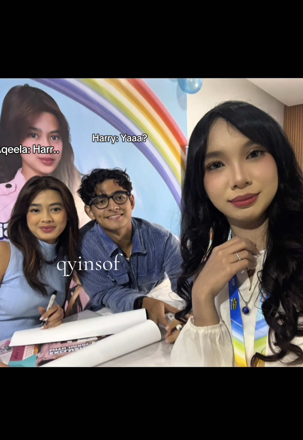 salah satu cute moment waktu dinner sama harqeel, waktu mau foto selfie bertiga, harry lagi sibuk nulis dan ttd di poster, terus aqeela manggil. padahal aqeela manggil harry doang, tapi aku yang kecintaan😭😭❤️❤️ #harqeel #harryvaughan #aqeelacalista #herryvaughan #aqeela 