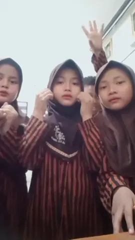 👶: ibu pinjem HP boleh?  🧕: Engge bole #fyppppppppppppppppppppppp 