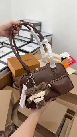 Chờ sx lâu tí thôi nhưng đc cái #rẻeee ạaa, chio nắp tim e về dư vài con Da mềmmm, kèm gấu nha các ty 🥰🥰🥰 #2xx thôi ạ #ilovetiktok #tuixachquangchau #chio2nd 