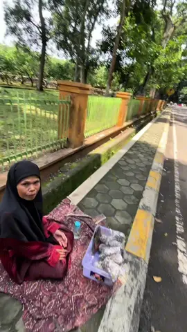 Jika kamu berinfak kepada seseorang, berterima kasihlah kepada mereka. Kamu mungkin sudah membantu memperbaiki urusan dunia mereka, tapi mereka juga memperbaiki urusan akhiratmu #fyp #mangdonat #berbagiituindah #pejuangrupiah 