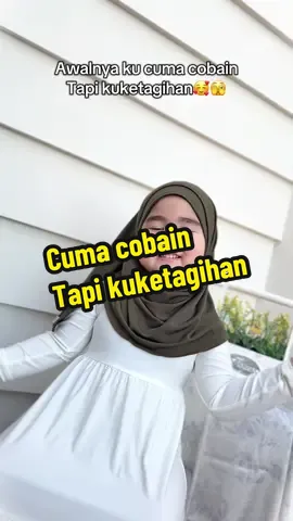 Awalnya ku cuma cobaaaain tapi kuketagihaaan😍🫣 super ketagihan banget sama jilbab mimmi yang satu iniii😍 1 jilbab bisa 2 styleeee gercepin angkut sebelum kehabisaaan koleksi semua warnanyaaa🥰 #outfitanak #ootdanak #jilbabanak #pashminaanak 