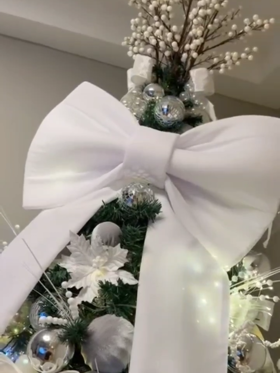 🎀 Laço Gigante 60cm – Oxford para Moto e Carro – Decoração de Festas, Eventos e Natal ✨ Tecido Oxford resistente, estruturado e de alta durabilidade 🎉 Perfeito para decoração de carros, motos, vitrines e presentes grandes 🎄 Ideal para Natal, eventos, festas e inaugurações 📏 Tamanho gigante de 60cm: destaque garantido 🔒 Acabamento impecável, cores vibrantes e fixação fácil 🏅 Visual elegante que valoriza qualquer ambiente ou celebração #lacogigante #lacooxford #laconatal #decoracaodeeventos #lacomoto 