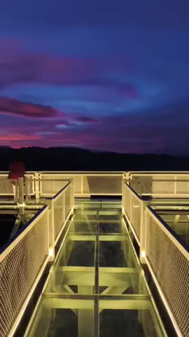 Wanita bisa mencintai 2 pria dengan perasaan yang sama🥲  #sunset  #bukitmanikindonesia  #jembatankaca #jembatanviral  #bogorhits 