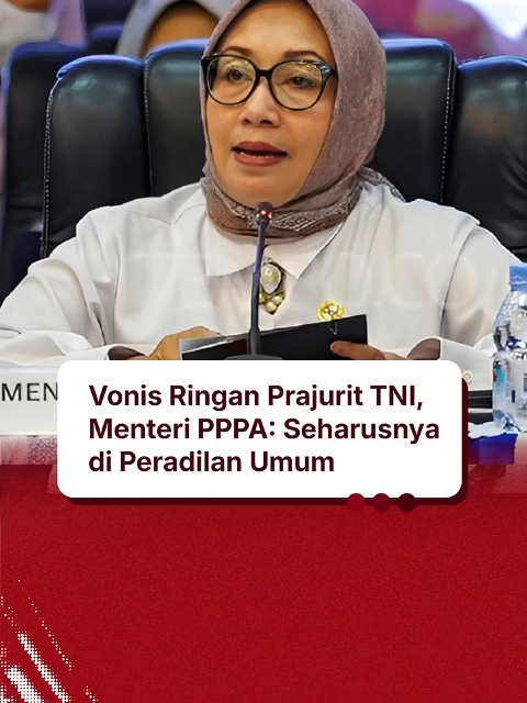 Arifah Fauzi, Menteri Pemberdayaan Perempuan dan Perlindungan Anak (PPPA), menyatakan keprihatinan atas putusan hukuman 10 bulan penjara bagi anggota Tentara Nasional Indonesia (TNI) dalam kasus penganiayaan terhadap siswa SMP. Menteri menekankan bahwa kasus pelanggaran hukum pidana umum oleh prajurit TNI semestinya disidangkan di peradilan umum, bukan di peradilan militer. Menurut Arifah Fauzi, mekanisme proses hukum dan lokasi pengadilan berperan penting dalam menjamin transparansi, akuntabilitas, dan keadilan bagi korban. Sorotan utama: 1. Kasus melibatkan oknum anggota TNI yang menganiaya siswa SMP berinisial MHS (15 tahun) di Medan hingga korban dites kondisi kritis. 2. Hukuman yang dijatuhkan adalah 10 bulan penjara oleh pengadilan militer, dinilai terlalu ringan oleh berbagai pihak. 3. Unjuk penegasan bahwa sesuai Undangâ€‘Undang Nomor 34 Tahun 2004 tentang TNI, jika anggota TNI melakukan pelanggaran pidana umum, maka seharusnya proses hukumnya dilakukan di peradilan umum. BRAVO TNI PENGUASA NEGARA #TNI #Bravo #PeradilanUmum #PPPA #KekerasanAnak #Militer #Fyp #Viral