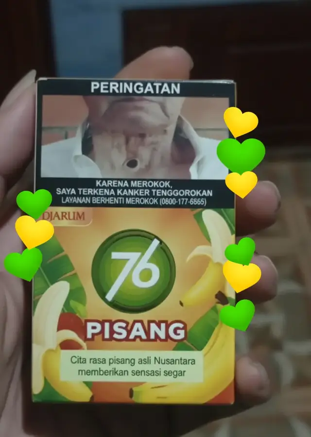 • Adonan:   200 gr tepung terigu protein sedang   50-75 gr gula pasir   ½ sdt garam   1 butir telur (kuning saja opsional)   ½ sdt baking powder   ¼ sdt soda kue   200-250 ml air   ½ sdt vanili cair (opsional).          • Topping:   Keju parut, meses, susu kental manis, margarin.          Langkah   1. Campur bahan kering: Tepung, gula, garam. Tambahkan air bertahap, aduk hingga rata.        2. Tambahkan telur dan pengembang: Masukkan telur, vanili, lalu larutkan baking powder dan soda kue dengan sisa air. Aduk hingga berbuih.        3. Istirahatkan adonan: Diamkan 30-60 menit agar tekstur lebih lembut.        4. Masak di teflon: Panaskan teflon hingga benar-benar panas. Tuang adonan, masak dengan api sedang hingga muncul gelembung. Taburi gula, kecilkan api, tutup teflon hingga matang.        5. Tambahkan topping: Olesi margarin, tambahkan keju, meses, dan susu kental manis saat martabak masih panas.        Tips   • Gunakan takaran air sesuai kekentalan adonan (tidak terlalu encer atau kental).      • Kontrol panas teflon untuk menghindari gosong.      • Tambahkan pewarna makanan untuk variasi tampilan.      Hasil   Martabak manis bersarang sempurna, lembut, dan kenyal dengan topping melimpah.#caramembuatmarbatabakmanis #djarum76 