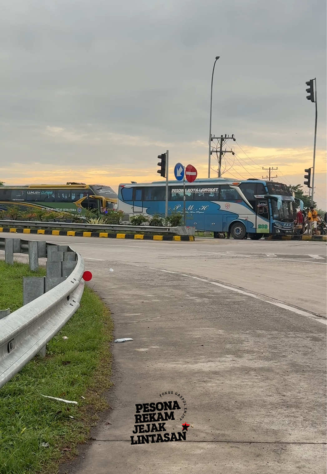 Senja vibes exit tol tebing tinggi sumut pmh x als  . . #pmh #als #exittoltebingtinggi #gerbangtoltebing #pesonarekamjejaklintasan 