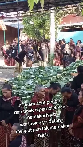 #fyppppppppppppppppppppppp #fypage ini acara adat perlon dan tidak diperbolehkan menggunakan hijab, wartawan yg meliput pun tak memakai hijab, 
