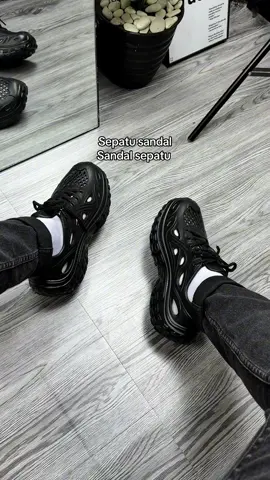 solusi pas hujan tapi tetap stylish #outfitcheck #sepatusandal #sandalsepatu 