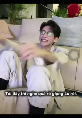 Mấy bé cứ ngồi vẽ ổng bả cạch mặt nhau đi, đối câu tuyên truyền phim thành “Bắc Kinh lạnh vì lòng người”, nói … thì tự ái 🤣. Muốn vẽ drama đổi chỗ thì ráng nghe cho hết cái vid bả nói 1 tiếng vs cậu Di trước khi đổi nè 😆. Thích vẽ nhưng muốn vẽ được thì cách nhanh nhất là ngủ mơ, nằm mơ cái gì cũng có 👋. Còn khá hơn thì tự nghe ra giọng ổng bả trong vid của nhau đi nè, xem thử mấy bé thích dãy, nhận fans ổng bả có nghe ra không ✨. Thế nhé, nhẹ nhàng vậy thôi 🍃 #罗云熙白鹿 #罗云熙 #白鹿 #luoyunxi #bailu 