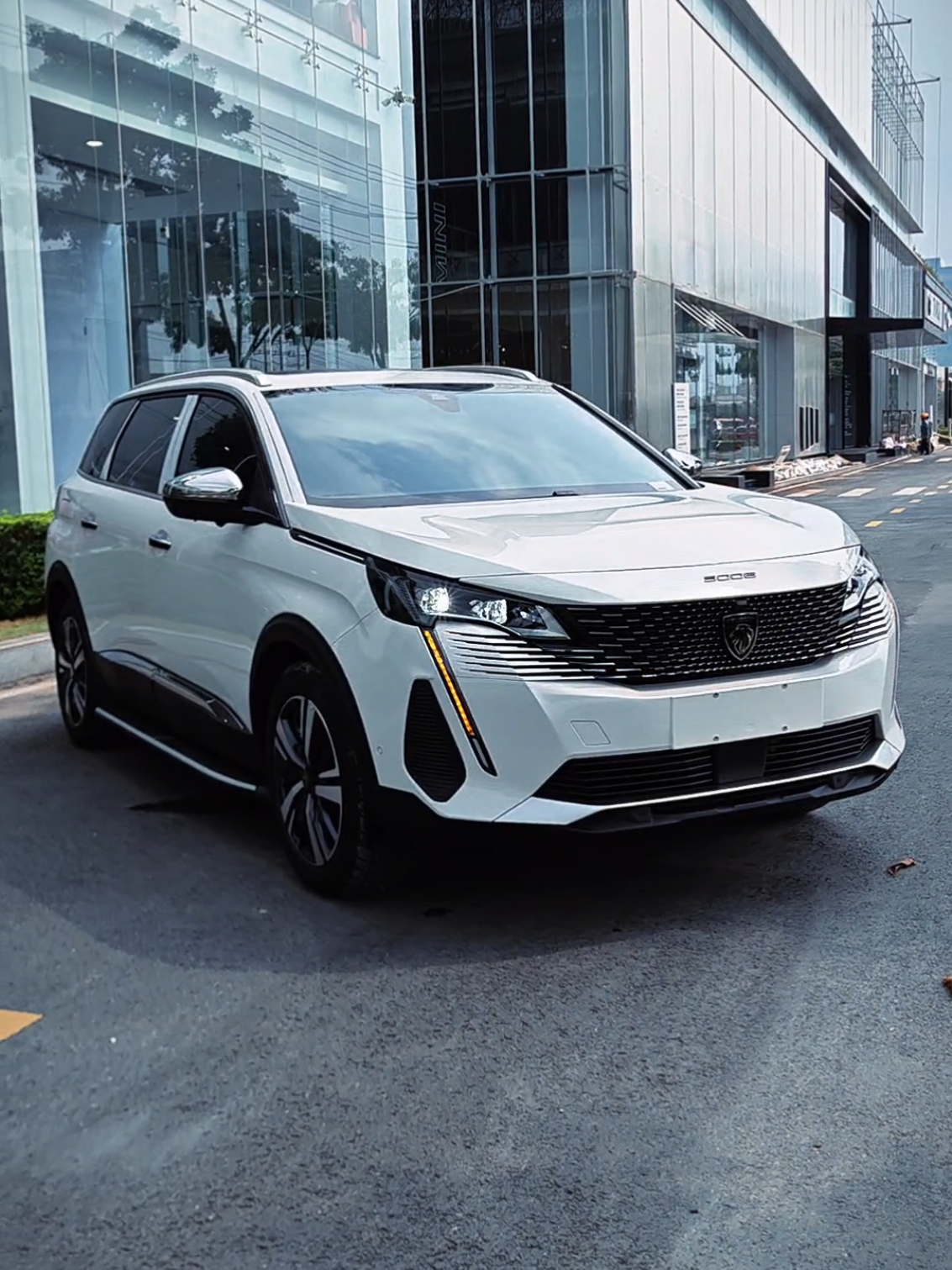 Peugeot 5008, Mẫu SUV đa dụng, sang trọng. Cho bạn cảm nhận được sự tiện nghi, sang trọng #Peugeot #PeugeotBinhDuong #peugeot5008 