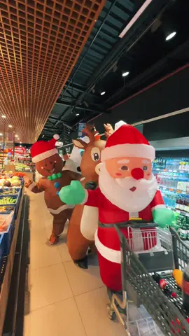 Вирішили завітати до #атбмаркет @Атб Маркет 🎄🎅🏻🦌🍊 ⛄️#прокатнадувнихкостюмів #олень #санта #сніговик 