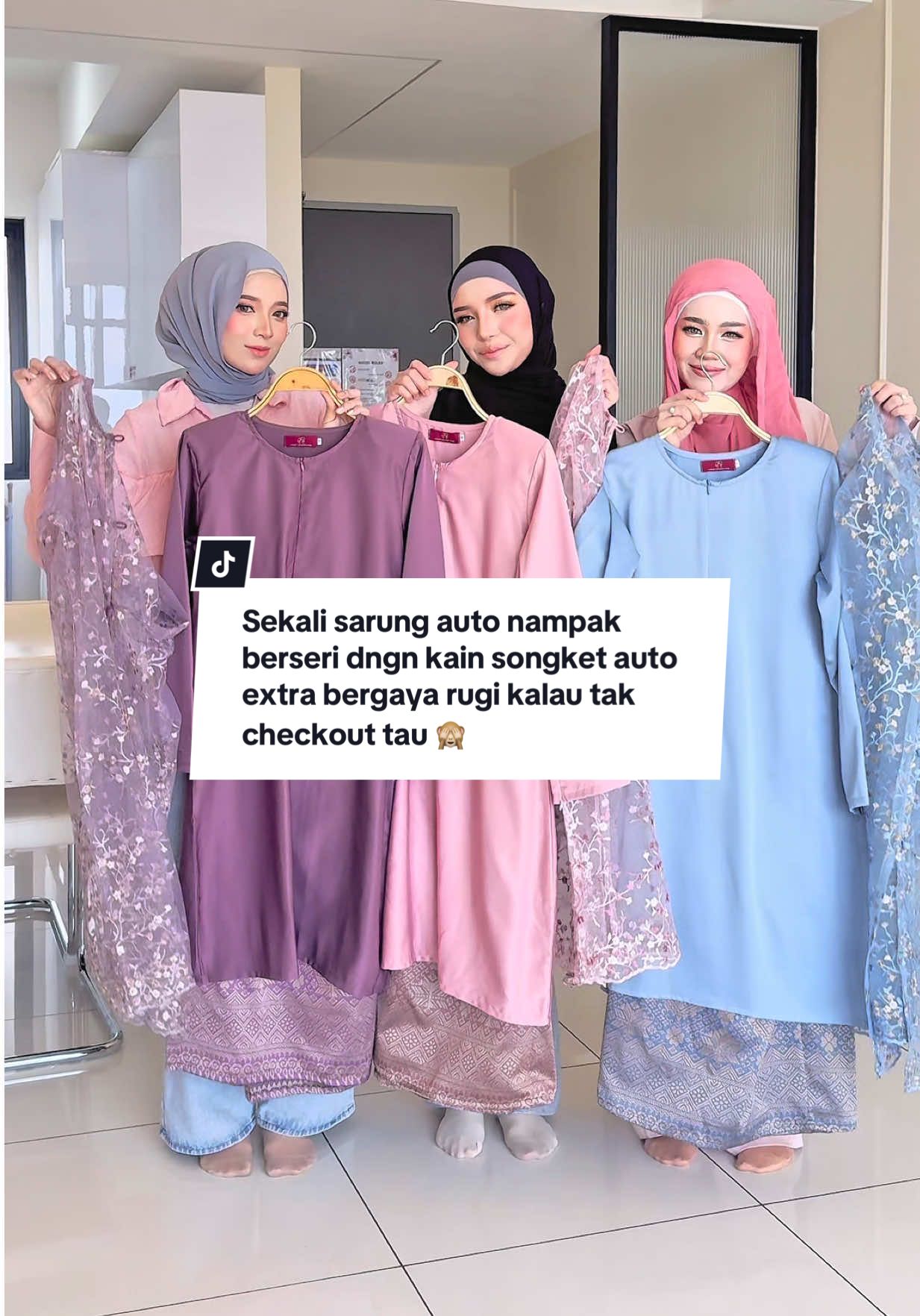 Sekali sarung auto nampak berseri dngn kain songket auto extra bergaya rugi kalau tak checkout tau 🙈🔥 Jom masuk live launching esok Isnin jam 9pagi okeh 📍 #nfhboutiquegallery #bajukurung #bajuwanita #kurungcantik #kurung 