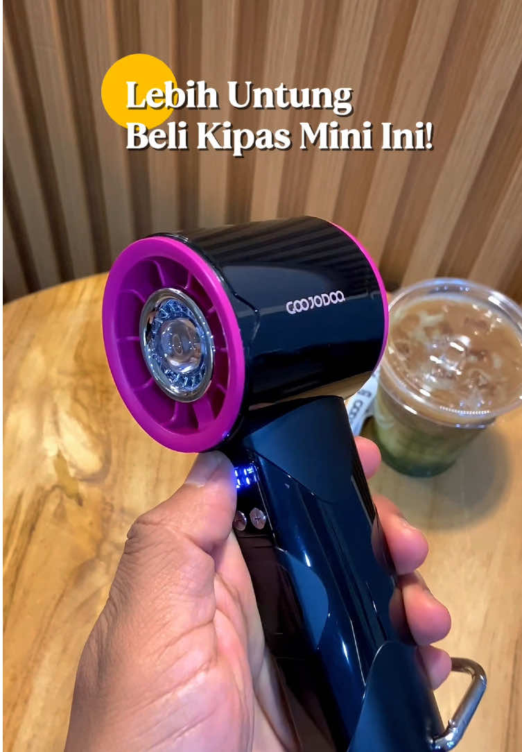 Hitam bukan sembarang hitam. Kipas mini Goojodoq gfs002 warna hitam ini lebih menyala 🔥 Yap, kipas mini yg satu ini ada senternya guys. Jd kalau beli type ini lebih untung! Karena bisa kipasan dan juga senternya bisa digunakan saat mati lampu di rumah.  Kecepatan anginnya gak perlu diragukan lagi, anginnya kenceng dan batreinya awet 4000 mAh. Cuss.. buruan beli sebelum stoknya habis! #kipasmini #kipasportable #goojodoq #goojodoqgfs002 #minifan 