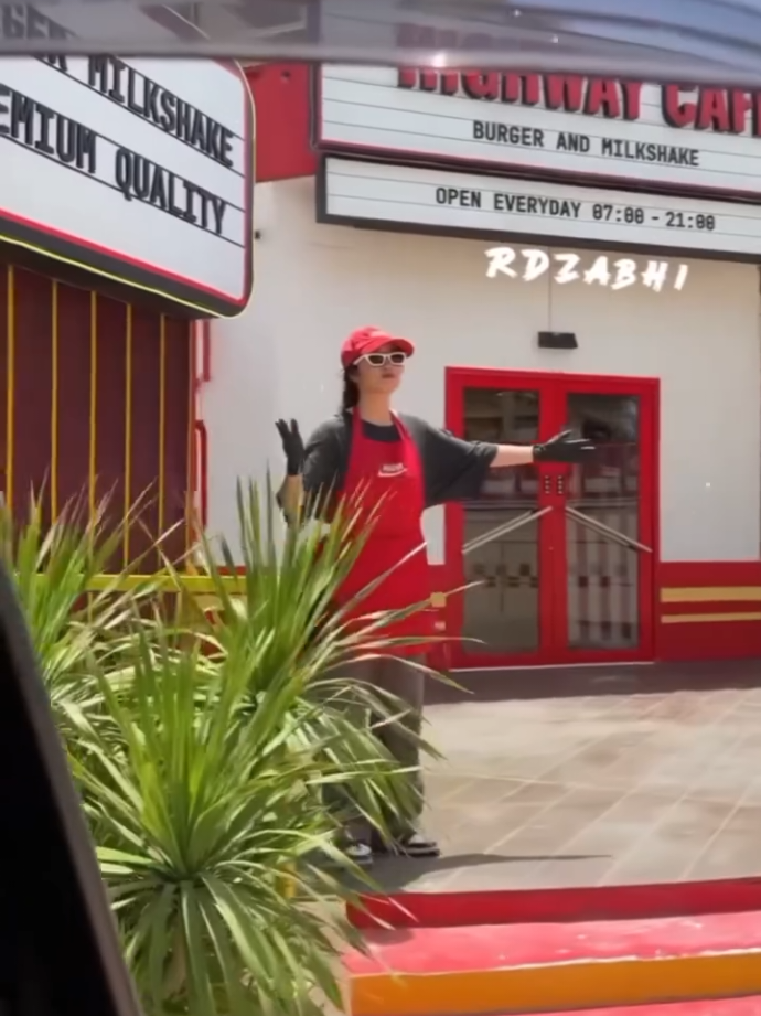 এটা আবার কোন ধরনের স্বাগতম করার নিয়ম সেই কিন্তু ❤️❤️#for #car #foryou #catsoftiktok @TikTokBangladesh™ #@Instagram Creators 