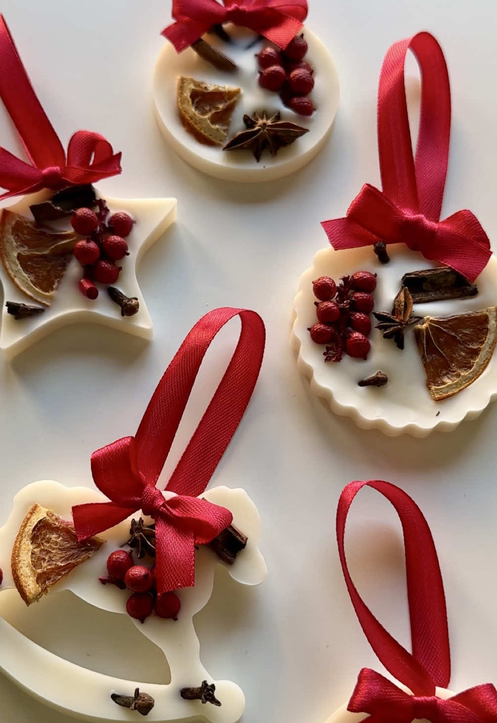 This year I wanted to create something truly natural and timeless — ornaments that don’t just look beautiful, but feel warm and cozy too. So I made these little wax charms using rapeseed wax and all my favorite winter ingredients: dried oranges, cloves, cinnamon sticks, anise, and a touch of red berries. 🍊🌿 They smell amazing, look magical on the tree, and you can also use them as decorations for your wreath or table. It’s such a simple and mindful DIY — a reminder that the most beautiful things are often made by hand, with love and natural materials. ✨ 🎄 Save this idea for your next cozy evening & try it yourself! #ChristmasVibes #candlemaking #CandleDIY #CandleTok #christmascandles 