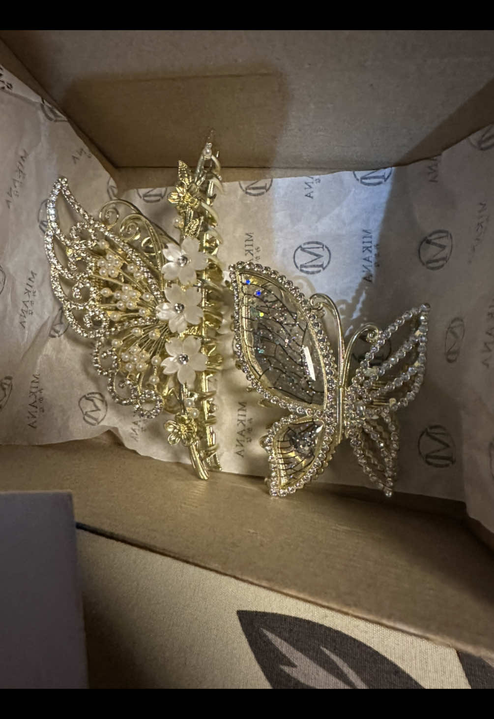 oh to receive this kind of gift💗💫 #fyp #giftideas #mikana #hairclip #creatorsearchinsights 