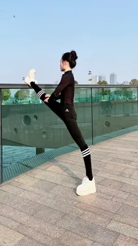 #Somersault #Exuding a sense of high - end beauty #One minute on stage, ten years of hard work off stage #Daily dance routine #Contortionism 