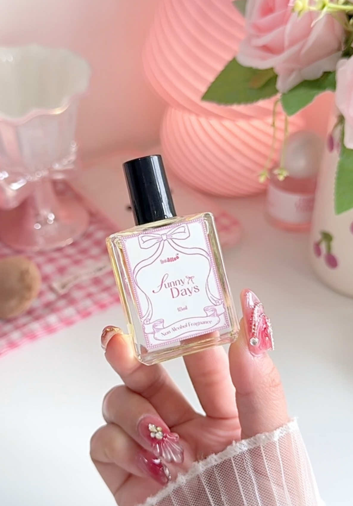 Bebliss dreamy oil perfume roll🎀✨ Wanginya bisa tahan seharian dan aromanya soft, kombinasi floral fruity yg memberi kesan sweet dan fresh #bebliss #parfumroll #beblissparfum #perfume #fyp 