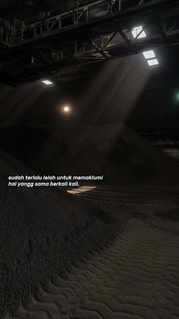 Nasi goreng spesial! Berikut adalah resep sederhana untuk membuat nasi goreng spesial: Bahan-bahan: 1. *Nasi putih*: 2 cangkir nasi putih 2. *Minyak goreng*: 2 sdm minyak goreng 3. *Bawang putih*: 2 siung bawang putih, cincang 4. *Bawang merah*: 1 siung bawang merah, cincang 5. *Daging ayam*: 100 gram daging ayam, potong-potong 6. *Udang*: 100 gram udang, kupas dan potong-potong 7. *Sayuran*: 1 cangkir sayuran (wortel, buncis, kacang panjang) 8. *Kecap manis*: 2 sdm kecap manis 9. *Kecap asin*: 1 sdm kecap asin 10. *Gula pasir*: 1 sdt gula pasir 11. *Lada hitam*: 1/2 sdt lada hitam 12. *Telur*: 2 butir telur 13. *Daun bawang*: secukupnya daun bawang, iris-iris 14. *Bawang goreng*: secukupnya bawang goreng Cara membuat: 1. *Panaskan minyak goreng*: Panaskan minyak goreng dalam wajan, tumis bawang putih dan bawang merah hingga harum. 2. *Tambahkan daging ayam dan udang*: Tambahkan daging ayam dan udang, masak hingga matang. 3. *Tambahkan sayuran*: Tambahkan sayuran, masak hingga sayuran lunak. 4. *Tambahkan nasi*: Tambahkan nasi putih, aduk rata. 5. *Tambahkan kecap manis, kecap asin, gula pasir, dan lada hitam*: Tambahkan kecap manis, kecap asin, gula pasir, dan lada hitam, aduk rata. 6. *Tambahkan telur*: Tambahkan telur, aduk rata hingga telur matang. 7. *Tambahkan daun bawang dan bawang goreng*: Tambahkan daun bawang dan bawang goreng, aduk rata. 8. *Sajikan*: Sajikan nasi goreng spesial hangat. Tips: 1. *Pastikan nasi tidak terlalu basah*: Pastikan nasi tidak terlalu basah, karena dapat membuat nasi goreng menjadi lembek. 2. *Jangan terlalu banyak kecap manis*: Jangan terlalu banyak kecap manis, karena dapat membuat nasi goreng menjadi terlalu manis. 3. *Tambahkan sayuran*: Tambahkan sayuran untuk memberikan rasa yang lebih lezat. Variasi: 1. *Nasi goreng pedas*: Tambahkan cabai rawit atau saus sambal untuk membuat nasi goreng pedas. 2. *Nasi goreng seafood*: Tambahkan seafood seperti cumi-cumi atau kerang untuk membuat nasi goreng seafood. 3. *Nasi goreng vegetarian*: Ganti daging ayam dan udang dengan sayuran untuk membuat nasi goreng vegetarian. Dengan mengikuti resep di atas, Anda bisa membuat nasi goreng spesial yang lezat dan nikmat. Selamat mencoba! #xybca #galaubrutal #sadvibes🥀 