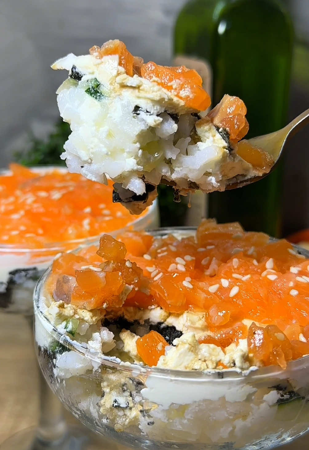 Sushi-salad 🍣 рецепт⤵️ Суші-салат в келихах😍 святкова подача🎄  ✔️Перший шар - норі і варений рис (заправлений рисовим оцтом, цукром і сіллю. На 200 гр готового рису я додала: 3 ст л рисового оцту, дрібка солі, 1 ч л цукру)  ✔️Другий шар - крем-сир ✔️Третій шар - свіжий огірок  ✔️Четвертий шар - рис та норі  ✔️Пʼятий шар - крем-сир  ✔️Фінальний шар - лосось та кунжут  Готуйте❤️  #salad #sushi #суші #сушісалат #простірецепти 